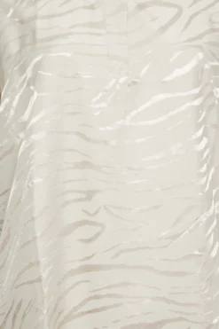 YOURS Curve Cream Animal Print Satin V-Neck Blouse 8 YOURS Curve Cream Animal Print Satin V-Neck Blouse -Outlet Stylo Wise Store 52389ee3 7611 40 174310 Z scaled