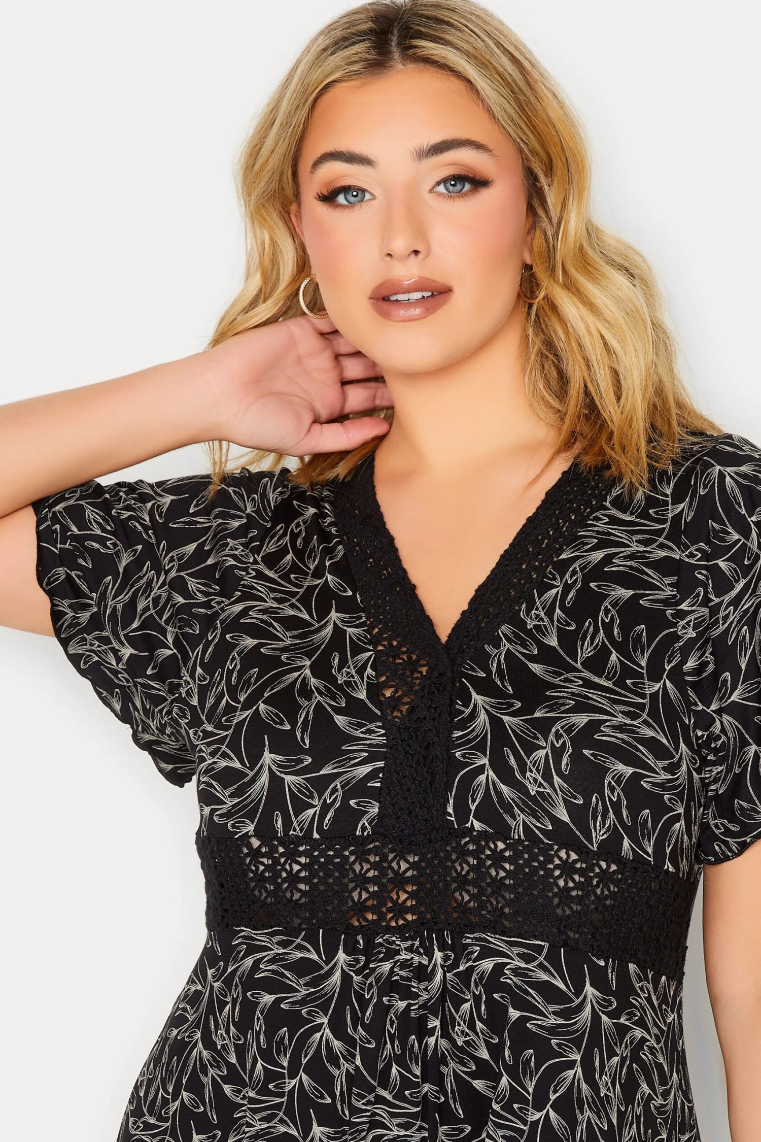 YOURS Curve Black Floral V-Neck Lace Midi Dress 3 YOURS Curve Black Floral V-Neck Lace Midi Dress - Image 3