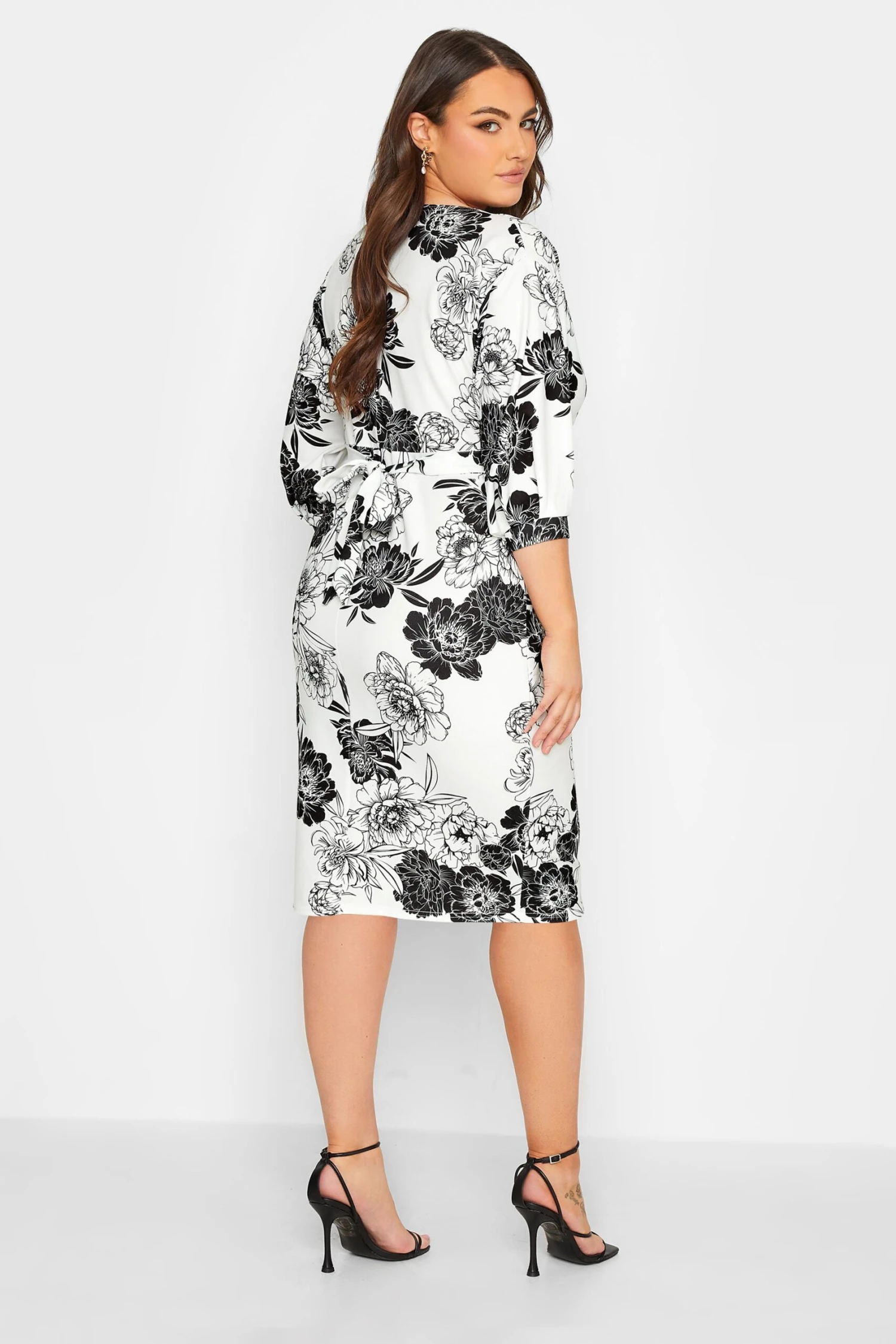 YOURS LONDON Curve White & Black Floral V-Neck Drop Shoulder Wrap Dress 2 YOURS LONDON Curve White & Black Floral V-Neck Drop Shoulder Wrap Dress - Image 2