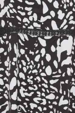 LIMITED COLLECTION Curve Black Animal Print Lace Blouse -Outlet Stylo Wise Store db713f86 7a51 4f 215103 Z scaled