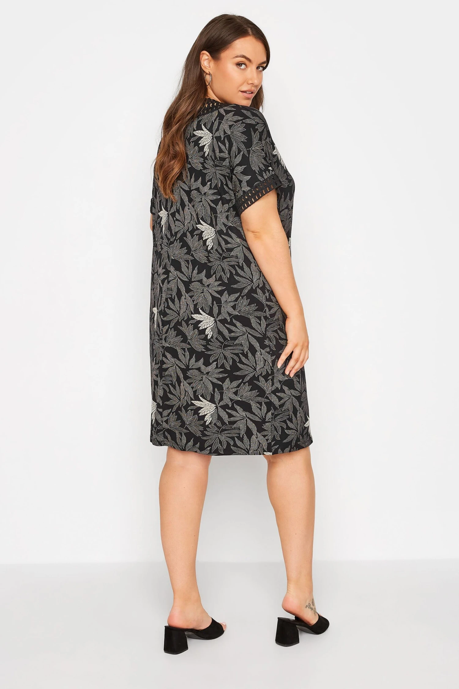 YOURS Curve Black Leaf Print Contrast Trim Tunic Dress 2 YOURS Curve Black Leaf Print Contrast Trim Tunic Dress - Image 2