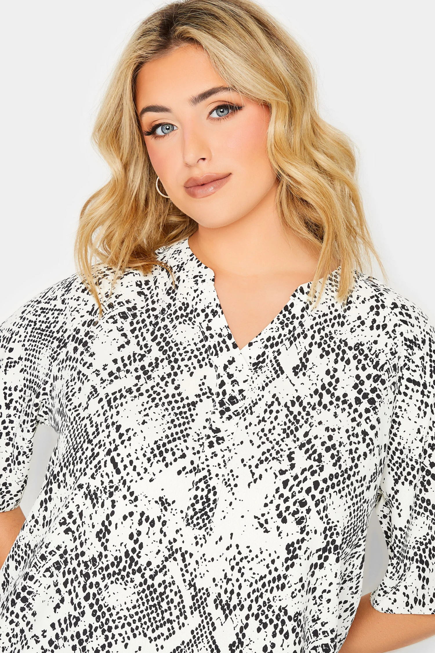 YOURS Curve White Snake Print V-Neck Blouse 3 YOURS Curve White Snake Print V-Neck Blouse - Image 3